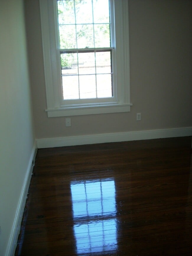 Building Photo - -- AVAILABLE SEPTEMBER 4TH -- 2 BR / 1 BA Beautiful Historic Carriage House on Monument Ave! Avai...