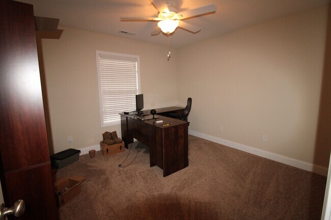 Building Photo - Popular Linwood Plantation - 3/2, huge fen...