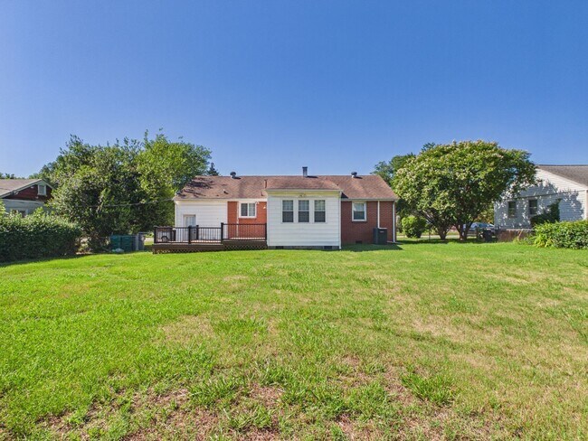 Building Photo - 3114 Glenoa Rd