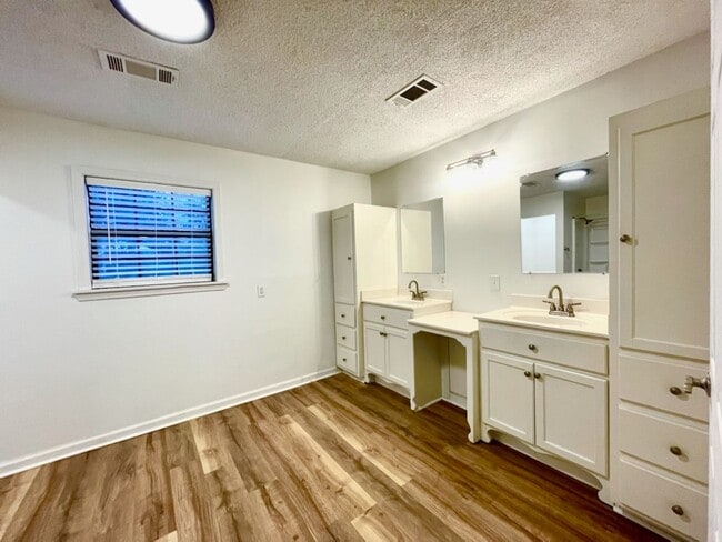 Building Photo - Large 4 Bedroom House