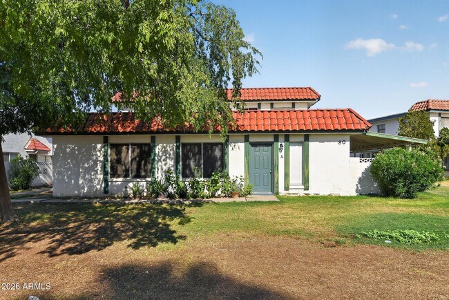 Building Photo - 2132 W Glenrosa Ave