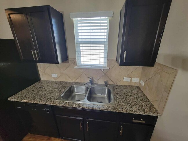 Building Photo - 213 Camellia Dr