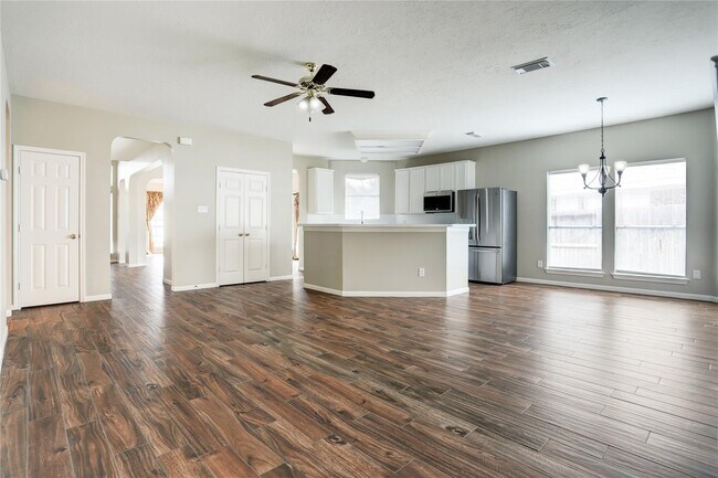 Building Photo - 4822 Silverlake Dr