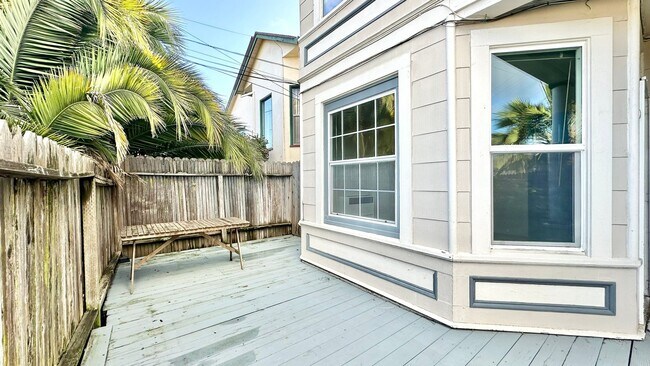 Building Photo - Sweet ground floor 1 Bedroom with a Sunny Wrap Around Deck and In-Unit Washer & Dryer