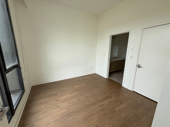 Building Photo - 3462 N Lincoln Ave