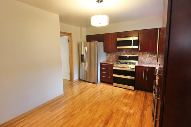 Building Photo - 7108 W Niles Ave