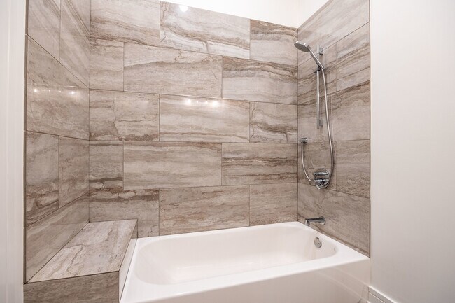 Building Photo - 2500 W Chicago Ave