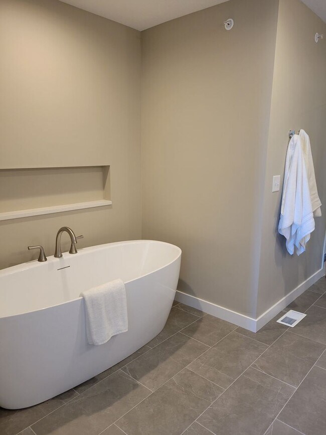 Building Photo - Executive Luxury Rentals