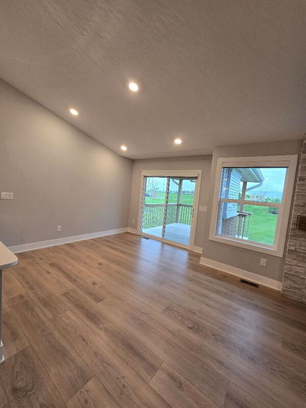 Building Photo - 300 SE Red Fern Dr