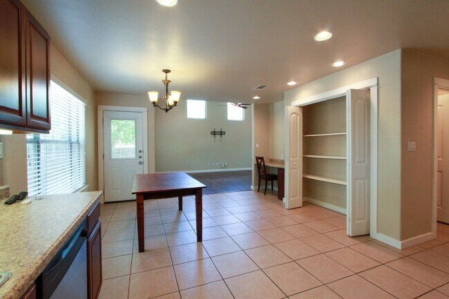Building Photo - 2102 Laura Ct