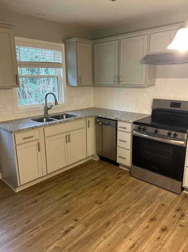 Building Photo - 128 Turner St