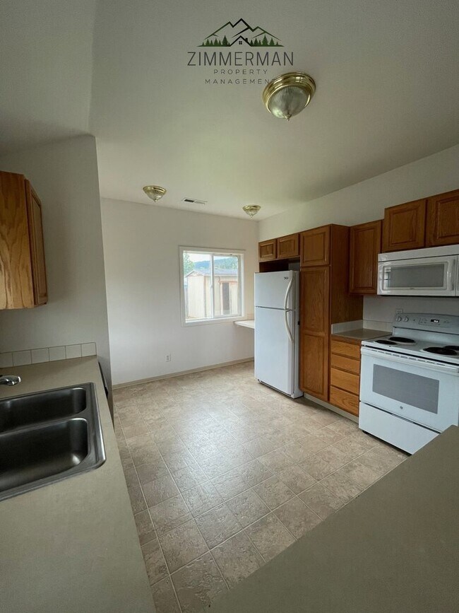 Building Photo - 3 bedroom, 1 1/2 bathroom House in Thurston neighborhood
