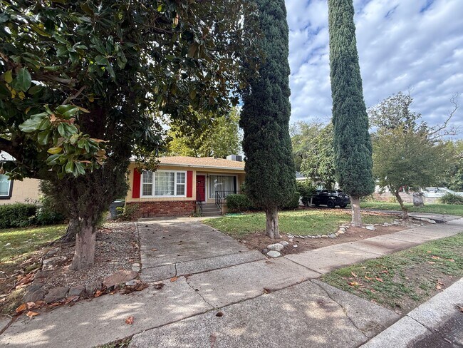 Building Photo - 3-bedroom, 2-bathroom home located in the desirable Garden Tract Subdivision