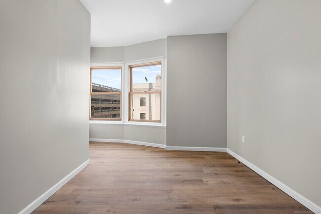 Building Photo - 140 Grand St