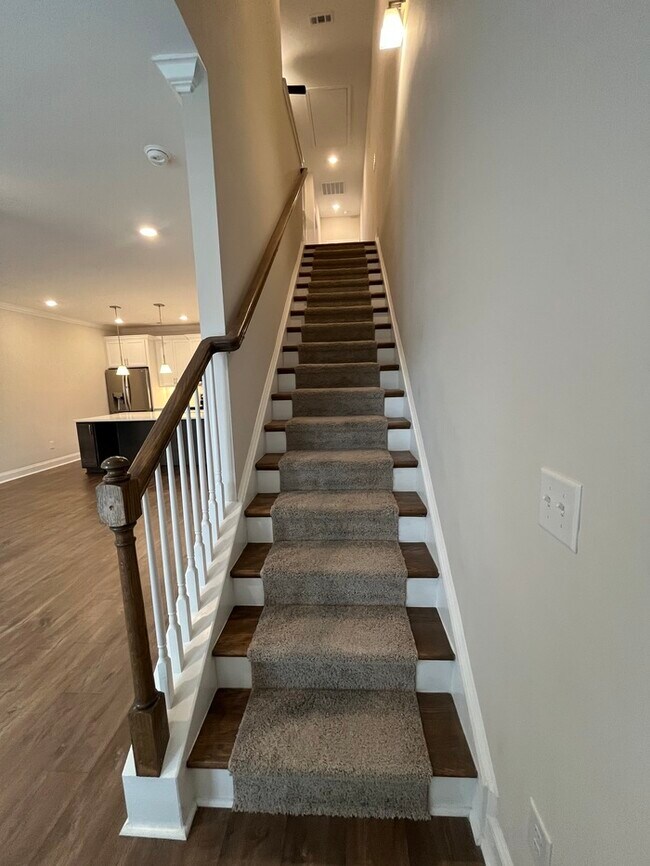 Building Photo - Beautiful 2-Bedroom Townhome with Modern C...