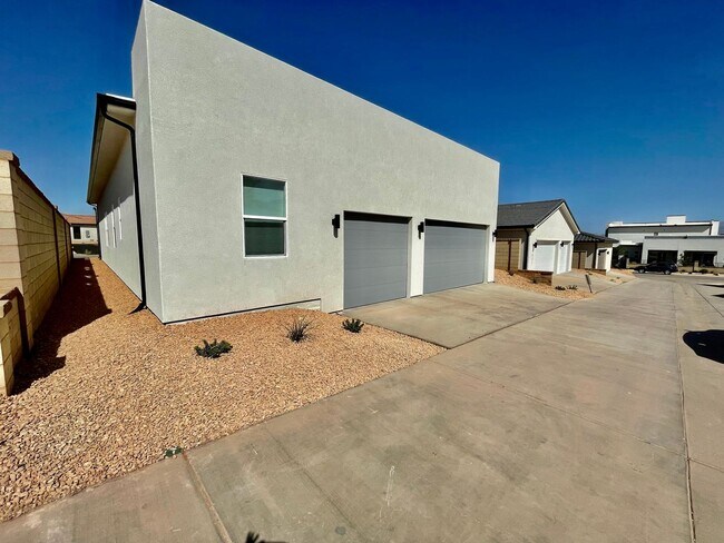 Building Photo - Like New! Three Bedroom Home in Desert Color