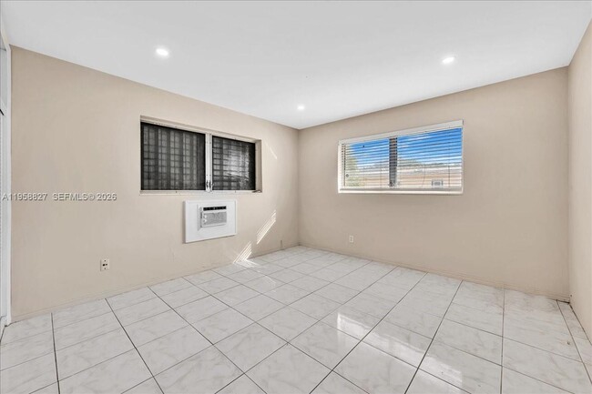 Building Photo - 707 S 19th Ave