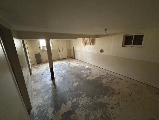 Building Photo - Comfort & Convenience on Cloverdale - Section 8 Friendly!