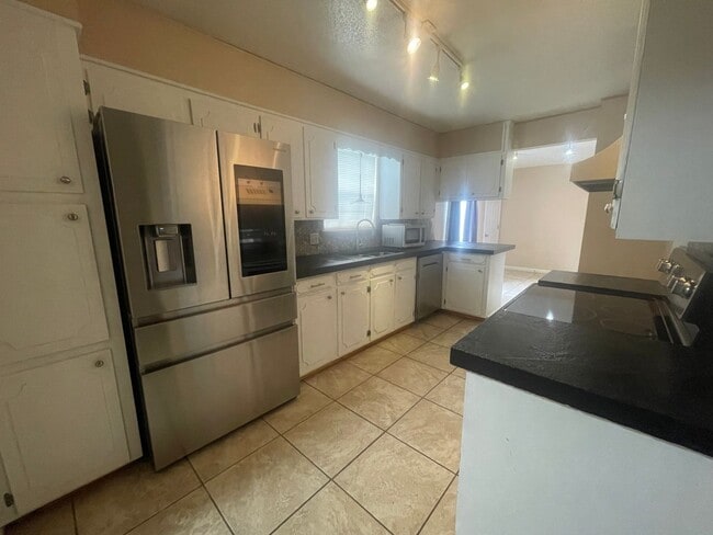 Building Photo - Townhouse Located In Carriage Square