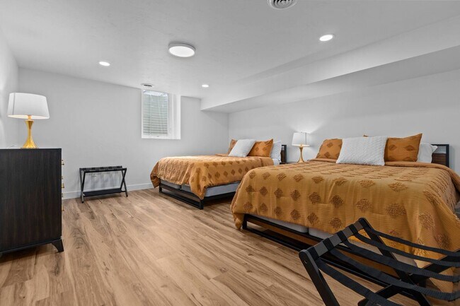 Building Photo - 1095 April Ln