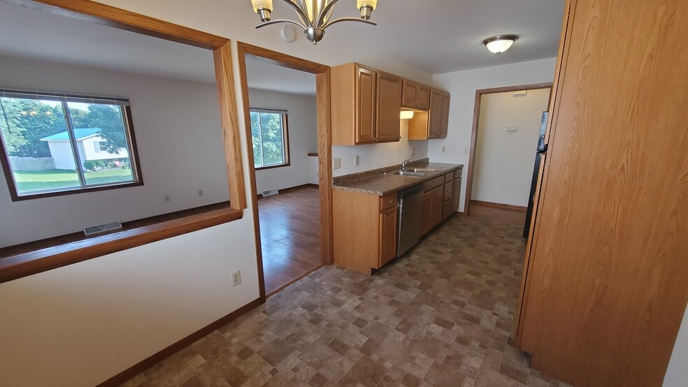 Dinette area looking to kitchen & living room - 719 Crawford Dr