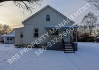 Building Photo - 3 Bedroom 1 Bathroom corner lot in Rochester Hills
