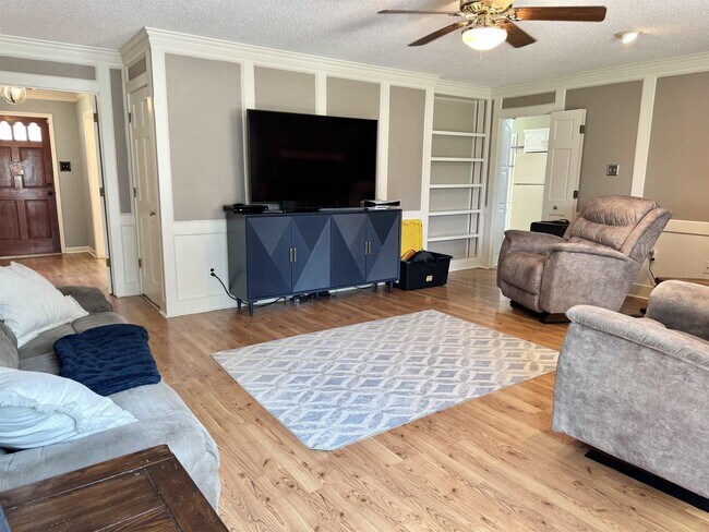 Building Photo - 7881 Elm Leaf Dr