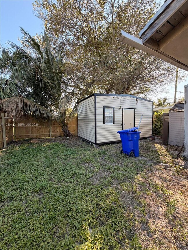 Building Photo - 2920 NW 11th Pl