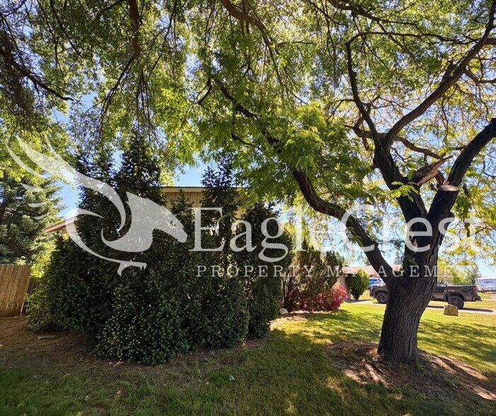 Building Photo - 3 Bedroom 2 Bathroom Single Family Home With Great Outdoor Space!!