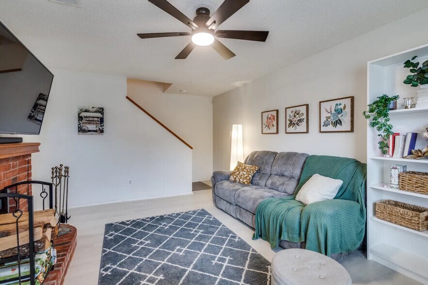 Building Photo - Room in House on Bandera St