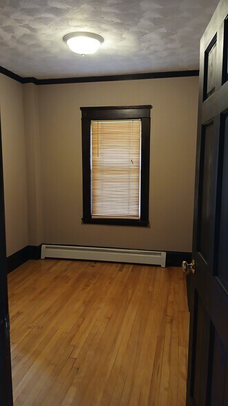 Small bedroom, no closet can be an office or an eating area - 6 West St