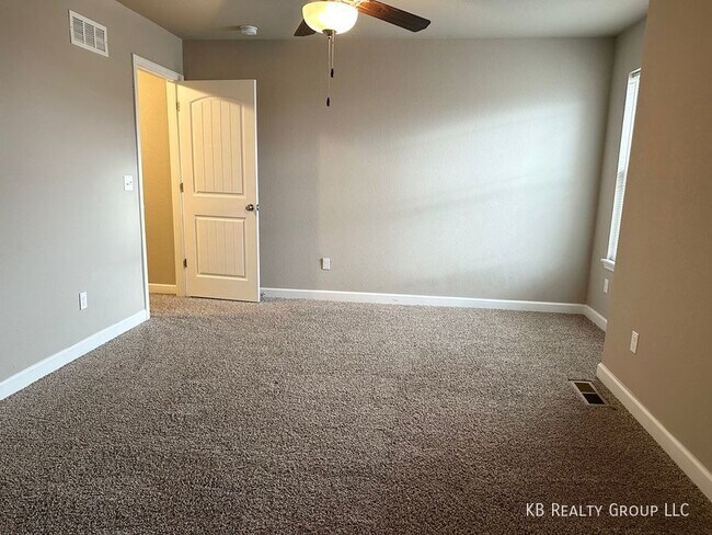 Building Photo - 2 Bed Townhome in Belton; Raymore-Peculiar...