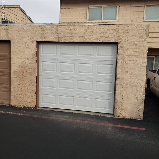Building Photo - 5126 Golden Ln