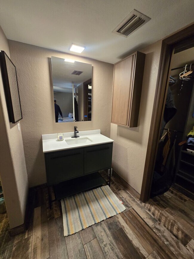 Building Photo - Furnished, 2/2 or 3/2.5 Opportunity