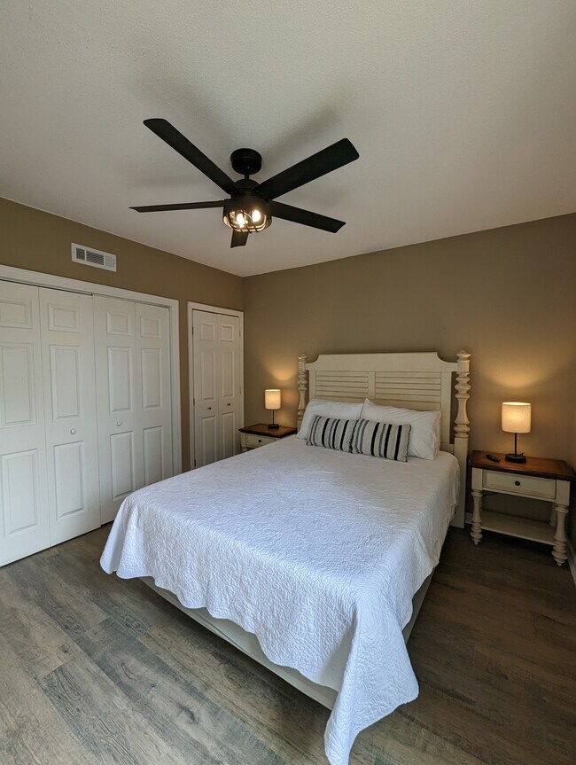 Building Photo - 42 S Forest Beach Dr