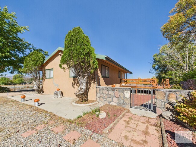 Building Photo - Single Family Home minutes from Los Alamos...
