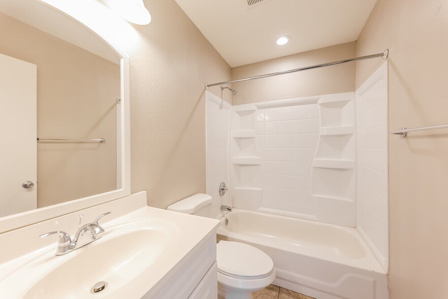 Building Photo - 19 S Tiago Dr