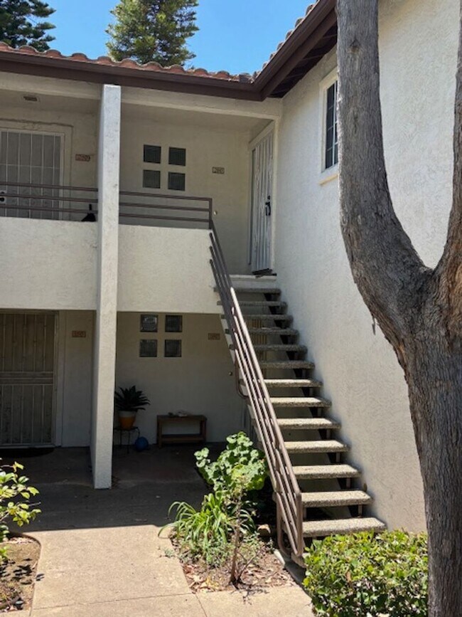 Building Photo - Sunny Top Floor 2 bedroom 2 bath Condo Wit...