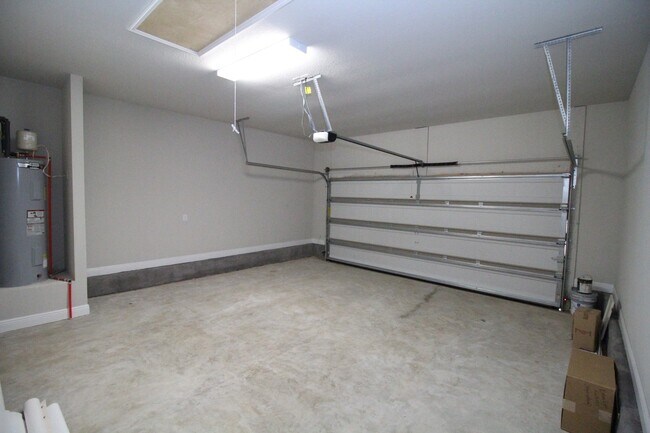 Building Photo - Pace 3/2 Home with Open Layout & Fenced Ya...