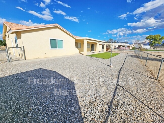 Building Photo - 3741 Malibou Ave