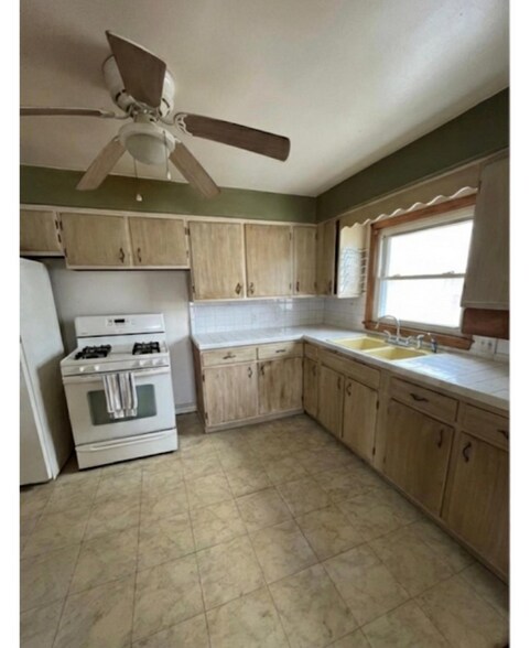 Building Photo - 12920 Garland Ave