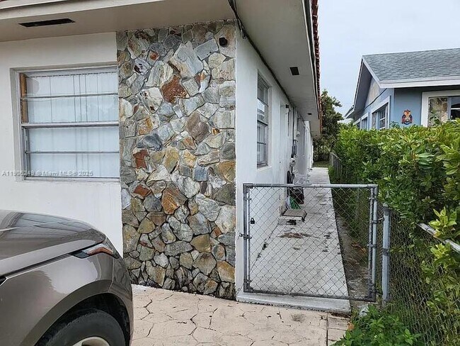 Primary Photo - 7418 SW 21st St