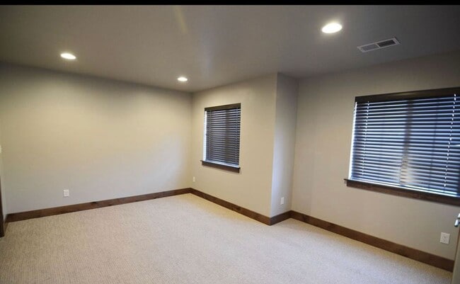 Building Photo - MOVE IN TODAY Beautiful 3 Bedroom 2 Bathroom Condo