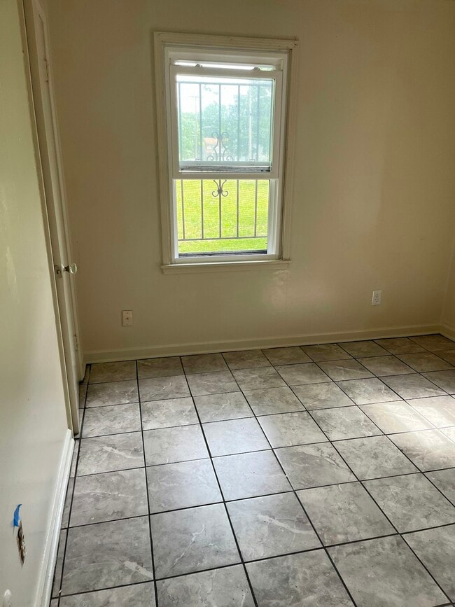 Building Photo - 819 Rosedale Dr