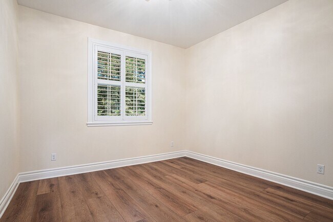 Building Photo - Beautiful Custom Townhouse In Desirable Wa...