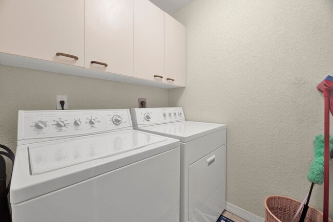 Building Photo - 3/2 Condo available in Emerald Bay!