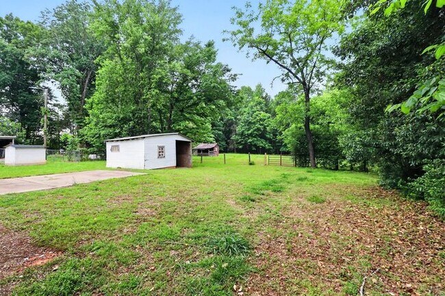 Building Photo - 3BD/2BA Single Family Home on Large Lot!