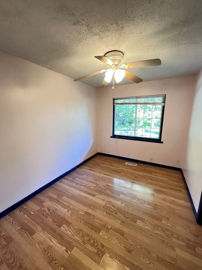 Building Photo - very private 3 bedroom 1.5 bath rental hom...