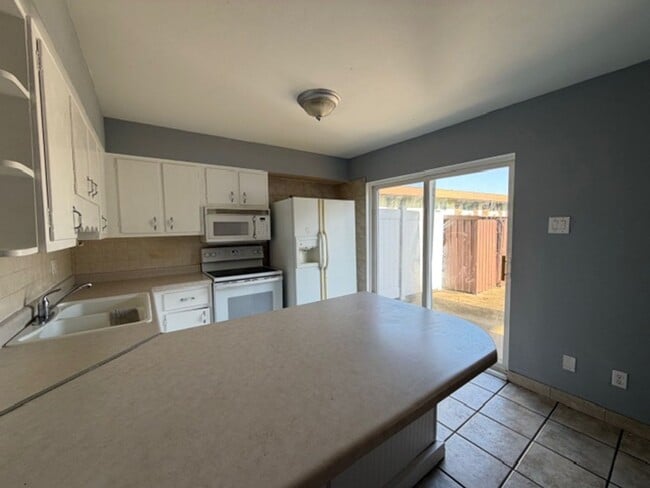 Building Photo - Newly renovated Town House for Rent 3Br / 2 Ba Section 8 Welcome !