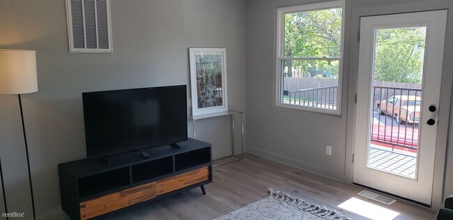 Building Photo - 2 br, 1 bath Apartment - The Metro